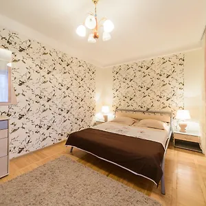 Апартаменты On Lesi Ukrainky Blvd, Киев